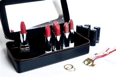 3 mini rouges à lèvres Rouge Dior dans un coffret maquillage